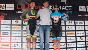 Vlad Dascalu, Mathieu Van der Poel y Carlos Coloma posan en el podio de la última etapa de La Rioja Bike Race.