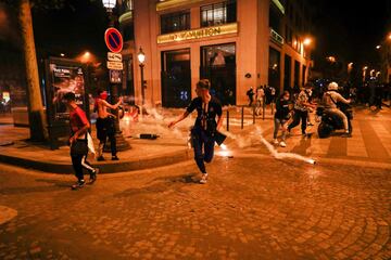 Tras la derrota del Paris Saint-Germain en la final de la Champions League 2020 algunos aficionados del conjunto parisino salieron a las calles de la capital francesa para provocar numerosos disturbios. Los alrededores del Parque de los Príncipes se convirtió en una batalla campal con entre las autoridades y los ultras del PSG. 
