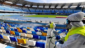 Personal de limpieza desinfectando el San Paolo stadium. 