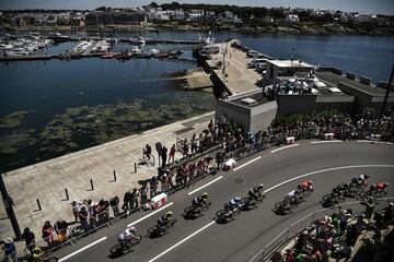 El pelotón pasando por el puerto de Concarneau.