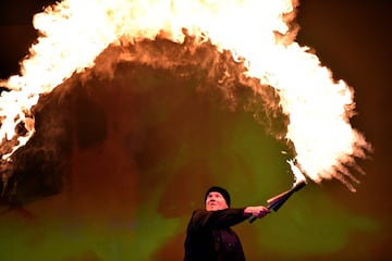 Bailarines de fuego durante la presentación del evento.