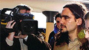 <B>EN BARCELONA</B>. Juan Pablo Sorín , en el momento de bajar del coche que le llevó a la revisión médica.