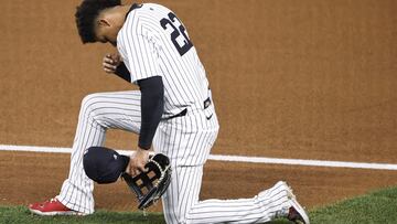 New York (United States), 30/10/2024.- New York Yankees right fielder Juan Soto takes a knee before the start of game four of the Major League Baseball (MLB) World Series between the American League Champion New York Yankees and the National League Champion Los Angeles Dodgers at Yankees Stadium in the Bronx borough of New York, New York, USA, 29 October 2024. The World Series is the best-of-seven games. (Nueva York) EFE/EPA/CJ GUNTHER