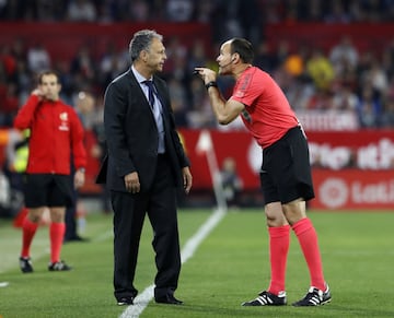 Joaquín Caparrós y el árbitro Mateu Lahoz.