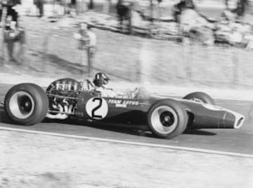 1929-1975 Graham Hill fue piloto de automovilismo de velocidad británico. El 29 de noviembre de 1975, murió en un accidente de aviación cuando el avión que él mismo pilotaba, se perdió en la niebla cerca de Londres.