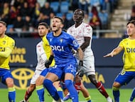 Víctor Aznar en el duelo que medía al Cádiz CF ante el Castellón en el último partido del cuadro gaditano en 2025.