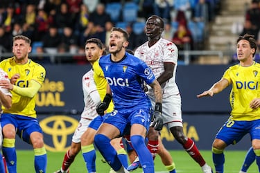 Nadie suma más porterías a cero que el brasileño. Ante el Castellón volvió a tener una aportación fundamental, con dos paradas de muchísimo mérito. Un seguro bajo palos para el resurgir del Cádiz.