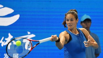 La tenista rusa Daria Kasatkina devuelve una bola durante su partido ante Barbora Krejcikova en el WTA Elite Trophy de Zhuhai.