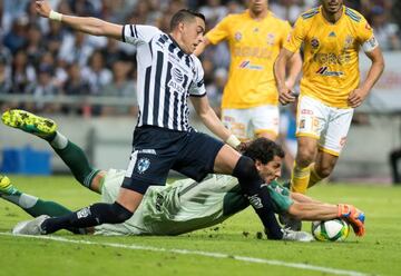 Rogelio Funes Mori y Nahuel Guzmán disputan un balón en el Monterrey 1-1 Tigres, Clásico Regio de la jornada 10 del Clausura 2019 de la Liga MX.