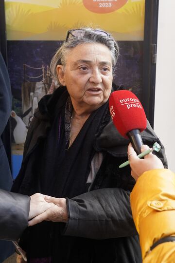 La modista Elena Benarroch en la capilla ardiente de Concha Velasco en el Teatro de La Latina.