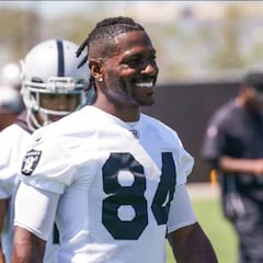 Antonio Brown luce el uniforme de los Raiders por primera vez