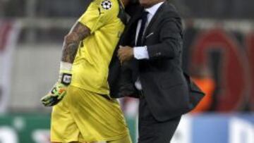 Michel y Roberto se abrazan tras el partido