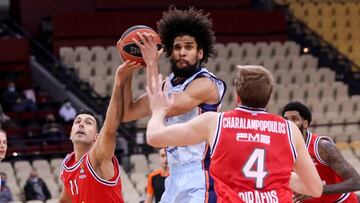 El Valencia Basket brilla en Grecia y se afianza en el Top-8