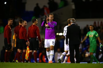 El Tottenham se enfrentaba el Asteras Tripolis durante un encuentro de la Europa League cuando Lloris fue expulsado del terreno de juego y el delantero inglés se puso los guantes. 