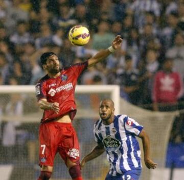 El centrocampista del Getafe Ángel Lafita ante el defensa brasileño del Deportivo Sidnei Rechel da Silva.