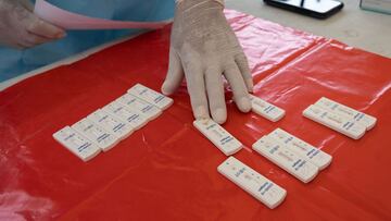 A lab technician manipulates Covid-19 PCR tests at a free mobile testing facility set by Limax92s municipality in the populous district of La Victoria on January 12, 2022. - According to the Ministry of Health, Peru registered a record 24,288 new cases of COVID-19 in the last 24 hours, as a third wave of the pandemic hits the country driven by the omicron variant. The figure released by the Ministry of Health raised to 2,412,577 the total number of infections in 22 months of the pandemic in Peru, whose population is 33 million, and according to an AFP balance based on official figures it holds the highest death rate from Covid-19 in the world, with 6,122 deaths per million inhabitants. (Photo by Cris BOURONCLE / AFP)