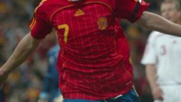 David Villa celebra un gol con la selección española