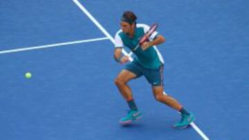 EL RESTO. La foto muestra cómo Federer se va sobre el segundo saque y resta en la T.