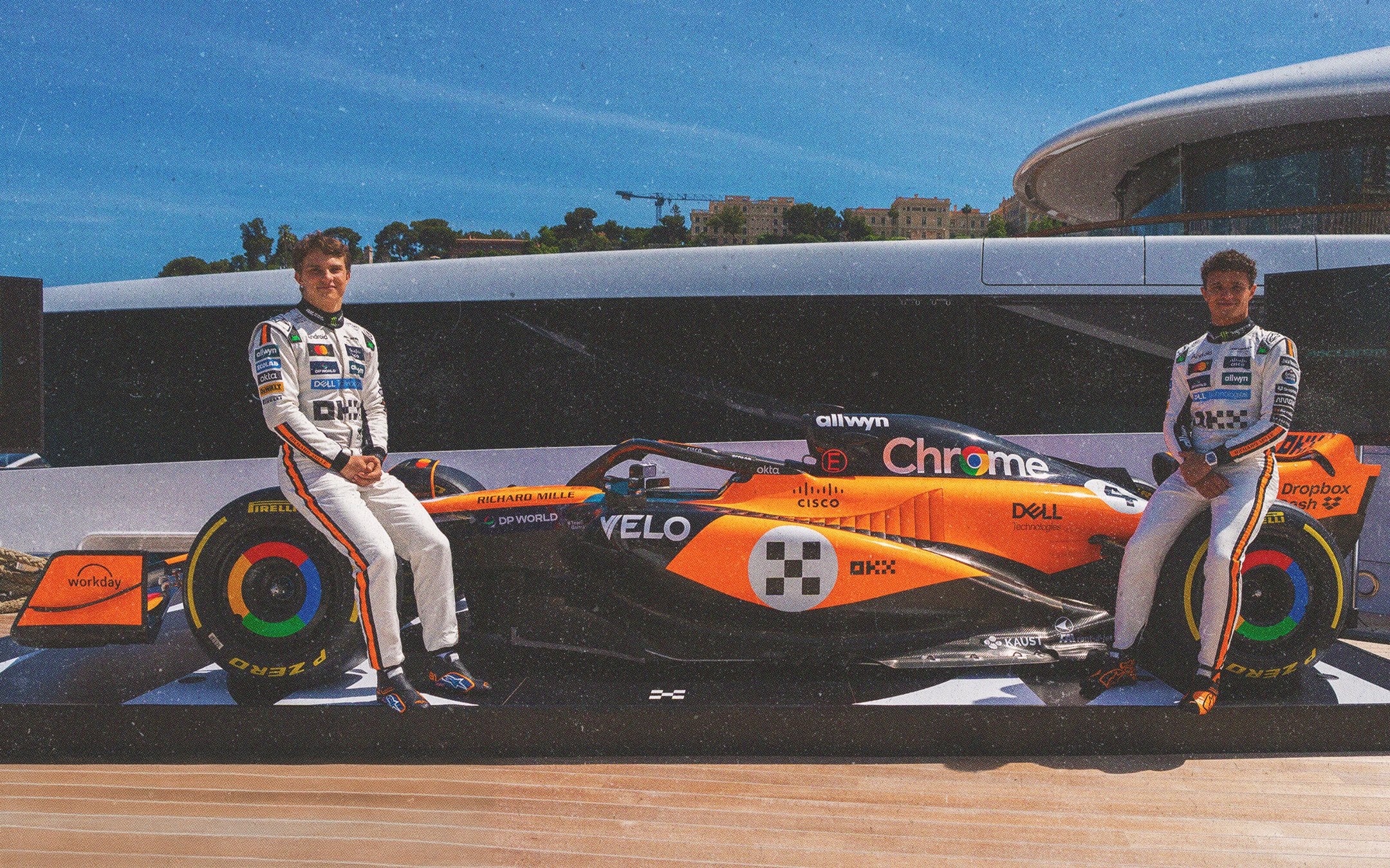 Oscar Piatri y Lando Norris posan con la nueva decoración del McLaren para Mónaco.