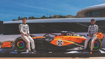 Oscar Piatri y Lando Norris posan con la nueva decoración del McLaren para Mónaco.