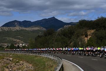 El pelotón durante la tercera etapa de La Vuelta.