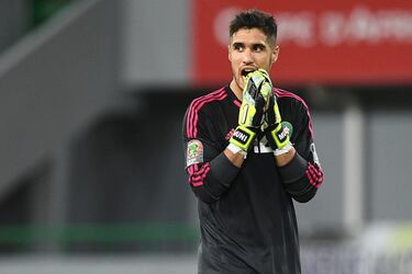 Nacido en Melilla el 10 de mayo de 1989, Mohamedi se hizo un nombre en el fútbol defendiendo la portería del C.D. Numancia en la segunda división española. Su buen hacer le sirvió para que le llamase la federación marroquí para defender su portería en el parón de noviembre de 2015. Desde entonces ha jugado 49 partidos y fue titular en el Mundial de 2018 y en los Juegos Olímpicos de París 2024, donde la selección marroquí consiguió la medalla de bronce en fútbol masculino.