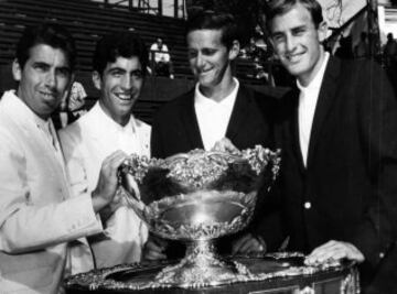 En 1967 España llegó a la final de la Copa Davis. En la imagen, Manolo Santana y Orantes posan con Roy Emerson y John Newcombe del equipo australiano, los australianos volvieron a vencer en la final como ya ocurriría en 1965