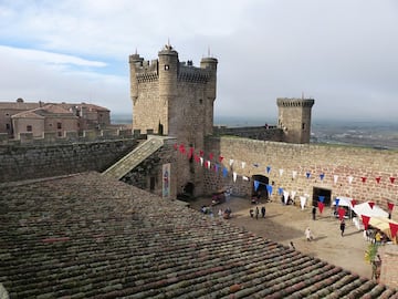 Situado a 110 kil¨®metros de Toledo, Oropesa es uno de los pueblos con m¨¢s encanto de Castilla La-Mancha gracias, en gran parte, a su imponente castillo. Su feria medieval es digna de visitar, como tambi¨¦n pasear por las calles del caso urbano o admirar el reloj de la Plaza del Navarro.