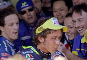 Valentino Rossi se proclamó campeón del GP de españa en 2005, después de un polémico adelantamiento en el que sacó de la pista a su propio compañero de equipo Sete Gibernau.