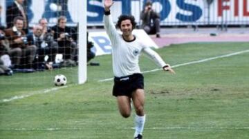 'El Bombardero' fue campeón de Europa en 1972 y mundial en 1974 con la Selección de Alemania. Desde entonces y hasta 2006 fue el máximo anotador de los Mundiales, con 14 tantos, hasta que Ronaldo lo destronó. Es considerado uno de los mejores delanteros centros de la historia.