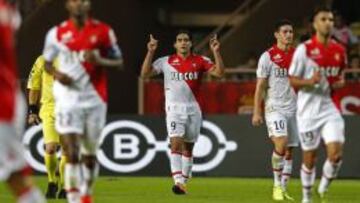 La afici&oacute;n del Real Madrid quiere a Falcao junto a Benzema