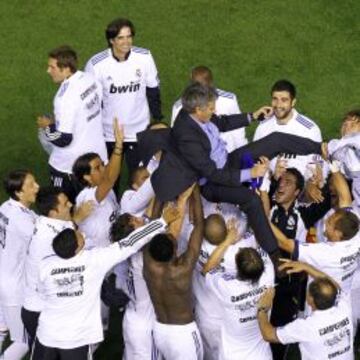 El Madrid mantea a Mourinho en Mestalla.