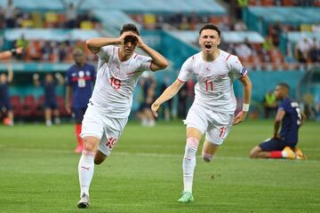 3-3. Mario Gavranovic celebra el tercer gol.