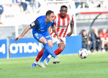 El veloz delantero colombiano fue la única luz de un Sporting que cayó ante el Amorebieta. Volvió a ver portería.