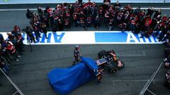 Los pilotos de Toro Rosso, el español Carlos Sainz  y el holandés Max Verstappen, durante la presentación del coche en el circuito de Montmeló. 