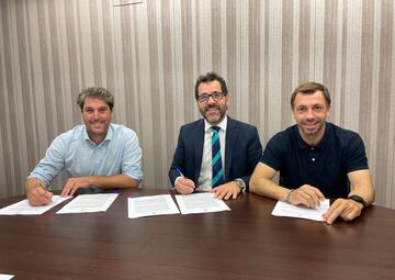Asier Goiria y Haritz Mujika firman su renovación por una temporada más con el presidente Jon Larrea en el centro