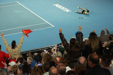 El español Carlos Alcaraz celebra su victoria en la final individual masculina contra el serbio Novak Djokovic durante el día 15 del Abierto de Australia 2026.