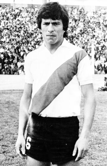 Es toda una leyenda en el fútbol argentino. Es uno de los defensas más goleadores de la historia con 134 goles en 451 partidos oficiales. Passarella es el único jugador argentino que formó parte de los dos equipos nacionales que ganaron el Mundial de 1978 y 1986. Jugó en River Plate, Fiorentina y en el Inter. En la imagen, Passarella posa con la camiseta de River en 1978.