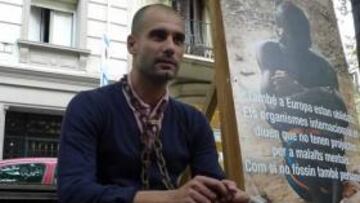 Guardiola posa encadenado por una buena causa
