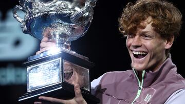 Jannik Sinner posa con la copa de campeón del Open de Australia 2024.