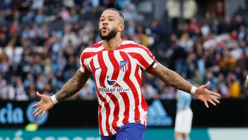 VIGO (PONTEVEDRA), 12/02/2023.- El delantero neerlandés del Atlético de Madrid Memphis Depay celebra su gol, el primero de su equipo, durante el partido correspondiente a la Jornada 21 de LaLiga Santander que enfrenta a ambos equipos este domingo en el Estadio de Abanca Balaídos de Vigo (Galicia). EFE/ Lavandeira