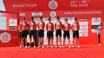 Los ciclistas del equipo Sunweb, antes de tomar la salida en el UAE Tour.