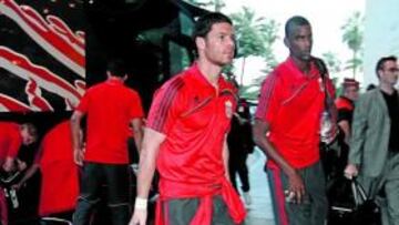 <b>SERIO. </b>Xabi Alonso, recogiendo ayer la maleta a su llegada al hotel del Liverpool en Barcelona.