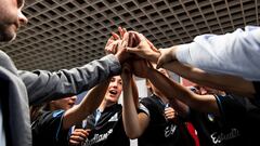 Las jugadoras del Movistar Estudiantes antes de la ida de cuartos del playoff de la Liga Femenina Endesa ante el Lointek Gernika.