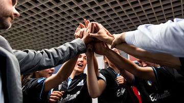 Las jugadoras del Movistar Estudiantes antes de la ida de cuartos del playoff de la Liga Femenina Endesa ante el Lointek Gernika.
