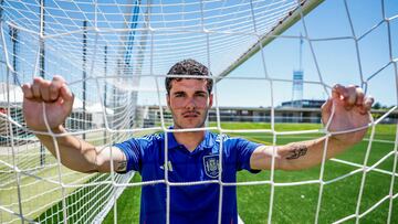 Sergio Camello posa para AS en la Ciudad del Fútbol de Las Rozas.