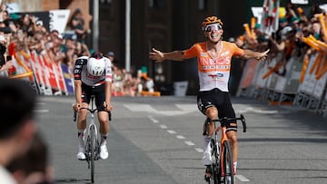 GRAFCAV1834. BILBAO, 08/04/2026.- El ciclista del INEOS Grenadiers Axel Laurance (d) se ha proclamado vencedor de la tercera etapa de la Vuelta Ciclista al País Vasco-Itzulia, por delante del corredor del UAE Emirates XRG Igor Arrieta (i), que se ha disputado este miércoles con salida y meta en Basauri y un recorrido de 152,8 kilómetros. EFE/ Miguel Toña
