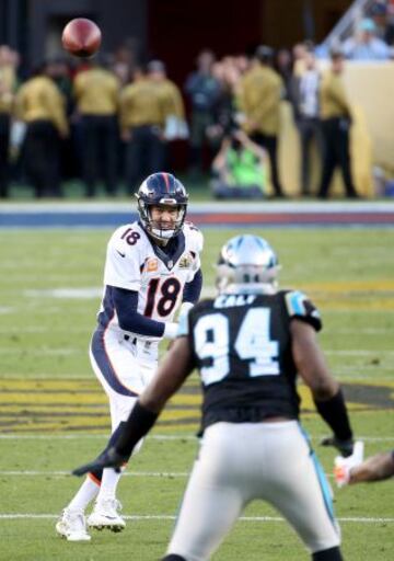 Peyton Manning, quarterback de Denver Broncos, no es capaz de superar a Kony Ealy.