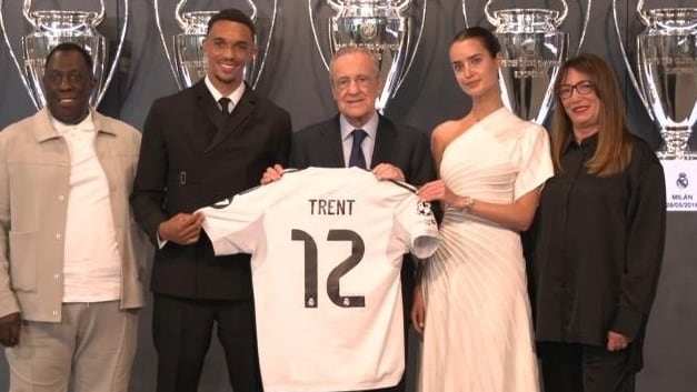 ألكسندر-أرنولد يرتدي القميص رقم 12 في ريال مدريد خلفاً لكامافينجا