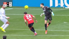 Tierra trágame total de Sergio Herrera en el gol de Muriqi: se lo puso en bandeja de plata...